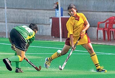 ಮೈಸೂರಿನ ಚಾಮುಂಡಿ ವಿಹಾರ ಹಾಕಿ ಕ್ರೀಡಾಂಗಣದಲ್ಲಿ ನಡೆಯುತ್ತಿರುವ 4ನೇ ರಾಷ್ಟ್ರೀಯ ಜೂನಿಯರ್ ಮಹಿಳೆಯರ ಹಾಕಿ ಟೂರ್ನಿಯ ಬಿ ಡಿವಿಷನ್ ಲೀಗ್ನಲ್ಲಿ ಛತ್ತೀಸ್ಗಡ ತಂಡದ ರೇಣು ಯಾದವ್ (ಬಲ) ಅವರು ಚಂಡಿನ ಮೇಲೆ ನಿಯಂತ್ರಣ ಸಾಧಿಸಲು ಯತ್ನಿಸಿದ್ದು ಹೀಗೆ. –ಪ್ರಜಾವಾಣಿ ಚಿತ್ರ