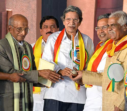 ಕಳೆದ ವರ್ಷ ವಿಜಾಪುರದಲ್ಲಿ ನಡೆದ 79ನೇ ಅಖಿಲ ಭಾರತ ಸಾಹಿತ್ಯ ಸಮ್ಮೇಳನದ ಅಧ್ಯಕ್ಷರಾಗಿದ್ದ ಕೋ.ಚೆನ್ನಬಸಪ್ಪ ಅವರು ಮಡಿಕೇರಿ ಸಾಹಿತ್ಯ ಸಮ್ಮೇಳನದ ಅಧ್ಯಕ್ಷ ನಾ.ಡಿಸೋಜ ಅವರಿಗೆ ಕನ್ನಡ ಬಾವುಟವನ್ನು ಹಸ್ತಾಂತರಿಸಿದರು 	ಪ್ರಜಾವಾಣಿ ಚಿತ್ರ: ಆನಂದ ಬಕ್ಷಿ.