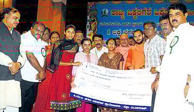 ಬೆಂಗಳೂರಿನಲ್ಲಿ ಭಾನುವಾರ ರಾಜ್ಯ ಒಕ್ಕಲಿಗರ ಒಕ್ಕೂಟದ ವತಿಯಿಂದ ನಡೆದ ಪ್ರತಿಭಾ ಪುರಸ್ಕಾರ ಮತ್ತು ಶಾಸಕರಿಗೆ ಅಭಿನಂದನಾ ಸಮಾರಂಭದಲ್ಲಿ ವಿದ್ಯಾರ್ಥಿಗಳಿಗೆ ಬಹುಮಾನ ವಿತರಿಸಲಾಯಿತು. ಸಂಸತ್ ಸದಸ್ಯ ಅನಂತಕುಮಾರ್, ವಿಧಾನಸಭೆ ವಿರೋಧ ಪಕ್ಷದ ನಾಯಕ ಎಚ್.ಡಿ. ಕುಮಾರಸ್ವಾಮಿ, ಆದಿಚುಂಚನಗಿರಿಮಠದ ಬೆಂಗಳೂರು ಶಾಖಾಮಠದ ಪೀಠಾಧ್ಯಕ್ಷ ಸೌಮ್ಯನಾಥ ಸ್ವಾಮೀಜಿ, ನಂಜಾವಧೂತ ಸ್ವಾಮೀಜಿ, ಶಾಸಕ ಆರ್. ಅಶೋಕ ಹಾಜರಿದ್ದರು -ಪ್ರಜಾವಾಣಿ ಚಿತ್ರ