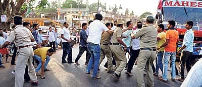 ದಕ್ಷಿಣ ಕನ್ನಡ ಜಿಲ್ಲೆಯ ಬಂಟ್ವಾಳ ಸಮೀಪದ ಕಲ್ಲಡ್ಕದಲ್ಲಿ ಶನಿವಾರ ಸಂಜೆ ನಡೆದ ಗುಂಪು ಘರ್ಷಣೆಯಲ್ಲಿ ತೊಡಗಿದ್ದ ಗುಂಪನ್ನು ಚದುರಿಸಲು ಪೊಲೀಸರು ಯತ್ನಿಸಿದರು. 	– ಪ್ರಜಾವಾಣಿ ಚಿತ್ರ