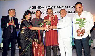 ಬಿ ಪ್ಯಾಕ್ ನಗರದಲ್ಲಿ ಶನಿವಾರ ಆಯೋಜಿಸಿದ್ದ `ಬೆಂಗಳೂರಿಗೊಂದು ಕಾರ್ಯಸೂಚಿ' ಕಾರ್ಯಕ್ರಮದಲ್ಲಿ ಸಂಘಟನೆಯ ಅಧ್ಯಕ್ಷೆ ಕಿರಣ್ ಮಜುಂದಾರ್ ಶಾ ಸಾರಿಗೆ ಸಚಿವ ರಾಮಲಿಂಗಾರೆಡ್ಡಿ ಅವರಿಗೆ ಹೂಗಿಡ ನೀಡಿ ಅಭಿನಂದಿಸಿದರು. ಸಂಘಟನೆಯ ಸದಸ್ಯ ಪ್ರಕಾಶ್ ಬೆಳವಾಡಿ, ಕೃಷಿ ಸಚಿವ ಕೃಷ್ಣಬೈರೇಗೌಡ, ಸಂಘಟನೆಯ ಉಪಾಧ್ಯಕ್ಷ ಮೋಹನ್ದಾಸ್ ಪೈ ಹಾಗೂ ಆಹಾರ ಮತ್ತು ನಾಗರಿಕ ಪೂರೈಕೆ ಸಚಿವ ದಿನೇಶ್ ಗುಂಡೂರಾವ್ ಚಿತ್ರದಲ್ಲಿದ್ದಾರೆ -ಪ್ರಜಾವಾಣಿ ಚಿತ್ರ