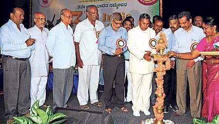 ಕೆನರಾ ಬ್ಯಾಂಕ್ ನೌಕರರ ಒಕ್ಕೂಟವು ನಗರದ ಪುರಭವನದಲ್ಲಿ  ಶನಿವಾರ ಆಯೋಜಿಸಿದ್ದ 3ನೇ ಅಖಿಲ ಭಾರತ ಸಮ್ಮೇಳನವನ್ನು ಕೇಂದ್ರ ಸಚಿವ ಕೆ.ಎಚ್. ಮುನಿಯಪ್ಪ ಉದ್ಘಾಟಿಸಿದರು. ಒಕ್ಕೂಟದ ಅಧ್ಯಕ್ಷ ಕೆ.ಎಸ್.ಸುಬ್ರಹ್ಮಣ್ಯ, ಕೆನರಾಬ್ಯಾಂಕ್ ಬೆಂಗಳೂರು ಮಹಾನಗರ ಶಾಖೆಯ ಪ್ರಧಾನ ವ್ಯವಸ್ಥಾಪಕ ರವೀಂದ್ರ ಭಂಡಾರಿ ಇತರರು ಇದ್ದಾರೆ 	-ಪ್ರಜಾವಾಣಿ ಚಿತ್ರ