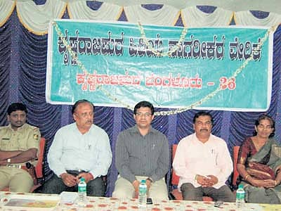 ಕೃಷ್ಣರಾಜಪುರ ಹಿರಿಯನಾಗರಿಕ ವೇದಿಕೆ ವತಿಯಿಂದ ಬಸವನಪುರ ಅಮರ ಜ್ಯೋತಿ ಕಾಲೇಜು ಆವರಣದಲ್ಲಿ ಆಯೋಜಿಸಿದ್ದ ಕಾರ್ಯಕ್ರಮದಲ್ಲಿ ಸಂಚಾರ ನಿಯಂತ್ರಕ ಇನ್ಸ್ಪೆಕ್ಟರ್ ಸಂಜೀವ ರಾಯಪ್ಪ, ಬಿಬಿಎಂಪಿ ಮುಖ್ಯ ಎಂಜಿನಿಯರ್ ಎಂ.ಎಲ್ ಮುನಿಕೃಷ್ಣಪ್ಪ ,ತಹಸೀಲ್ದಾರ್ ಬಿ.ಆರ್.ಹರೀಶ್ ನಾಯ್ಕ , ಕ್ಷೇತ್ರ ಶಿಕ್ಷಣಾಧಿಕಾರಿ ನಂಜುಂಡಯ್ಯ, ಸಮಾಜ ಕಲ್ಯಾಣ ಅಧಿಕಾರಿ ಸಿಂಧೂ ಭಾಗವಹಿಸಿದ್ದರು