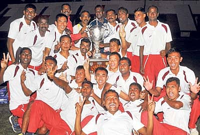 ನಗರದಲ್ಲಿ ಭಾನುವಾರ ಕೊನೆಗೊಂಡ ಸಿ. ಪುಟ್ಟಯ್ಯ ಸ್ಮಾರಕ ಫುಟ್ಬಾಲ್ ಟೂರ್ನಿಯಲ್ಲಿ ಚಾಂಪಿಯನ್ ಆದ ಎಂಇಜಿ ತಂಡದ ಆಟಗಾರರು ಟ್ರೋಫಿಯೊಂದಿಗೆ ಗೆಲುವಿನ ಸಂತಸ ಆಚರಿಸಿಕೊಂಡರು 	–ಪ್ರಜಾವಾಣಿ ಚಿತ್ರ