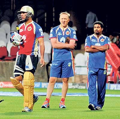 ಚಿನ್ನಸ್ವಾಮಿ ಕ್ರೀಡಾಂಗಣದಲ್ಲಿ ಗುರುವಾರ ರಾಯಲ್ ಚಾಲೆಂಜರ್ಸ್ ಬೆಂಗಳೂರು ತಂಡದ ಆಟಗಾರ ಯುವರಾಜ್ ಸಿಂಗ್ ಅಭ್ಯಾಸ ನಡೆಸಲು ಆಗಮಿಸಿದ ಕ್ಷಣ. ಬೌಲಿಂಗ್ ಕೋಚ್ ಅಲನ್ ಡೊನಾಲ್ಡ್ ಹಾಗೂ ತಂಡದ ಸ್ಪಿನ್ ಬೌಲರ್ ಮುತ್ತಯ್ಯ ಮುರಳೀಧರನ್ ಅವರನ್ನೂ ಕಾಣಬಹುದು –ಪ್ರಜಾವಾಣಿ ಚಿತ್ರ/ಕಿಶೋರ್ ಕುಮಾರ್ ಬೋಳಾರ್