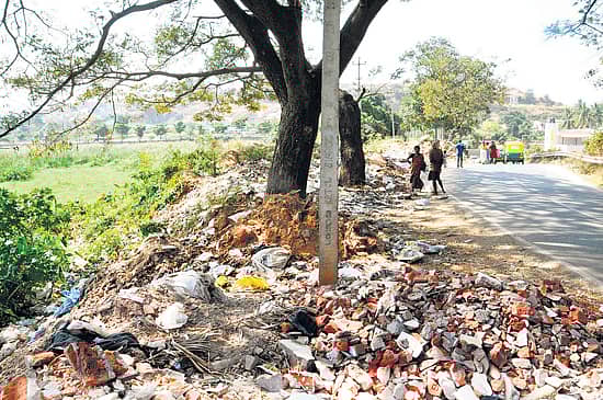 ಹೊಸಕರೆ ಹಳ್ಳಿಕೆರೆ ದಂಡೆ ಮೇಲೆ ನಿತ್ಯವೂ ಕಟ್ಟಡ ತ್ಯಾಜ್ಯವನ್ನು ತಂದು ಸುರಿಯಲಾಗುತ್ತದೆ.