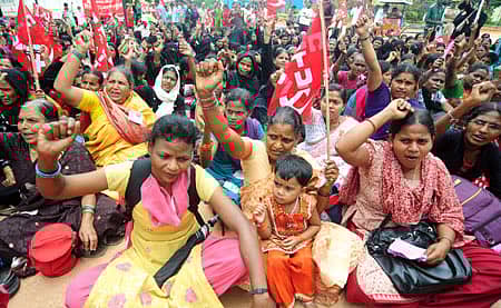 ವಿವಿಧ ಬೇಡಿಕೆಗಳ ಈಡೇರಿಕೆಗೆ ಒತ್ತಾಯಿಸಿ ರಾಜ್ಯ ಬೀಡಿ ಕಾರ್ಮಿಕರ ಒಕ್ಕೂಟದ ಸದಸ್ಯರು ನಗರದ ಸ್ವಾತಂತ್ರ್ಯ ಉದ್ಯಾನದಲ್ಲಿ ಮಂಗಳವಾರ ಧರಣಿ ನಡೆಸಿದರು - ಪ್ರಜಾವಾಣಿ ಚಿತ್ರ