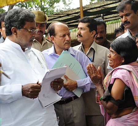 ಬೆಂಗಳೂರಿನಲ್ಲಿ ಮಂಗಳವಾರ ನಡೆದ ಜನತಾ ದರ್ಶನದಲ್ಲಿ ಮೈಸೂರಿನ ಲಕ್ಷ್ಮಮ್ಮ ಎಂಬುವವರು ತಮಗೆ ಪೊಲೀಸ್ ರಕ್ಷಣೆ ಕೊಡಿಸುವಂತೆ ಮುಖ್ಯಮಂತ್ರಿ ಸಿದ್ದರಾಮಯ್ಯ ಅವರಿಗೆ ಮನವಿಮಾಡಿದರು