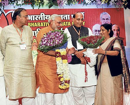 ಪಣಜಿಯಲ್ಲಿ ಭಾನುವಾರ ನಡೆದ ಬಿಜೆಪಿ ಕಾರ್ಯಕಾರಿಣಿಯಲ್ಲಿ ಚುನಾವಣಾ ಪ್ರಚಾರ ಸಮಿತಿಯ ನೂತನ ಅಧ್ಯಕ್ಷರಾಗಿ ಆಯ್ಕೆಯಾದ ಗುಜರಾತ್ ಮುಖ್ಯಮಂತ್ರಿ ನರೇಂದ್ರ ಮೋದಿ ಅವರನ್ನು ಪಕ್ಷದ ರಾಷ್ಟ್ರೀಯ ಅಧ್ಯಕ್ಷ ರಾಜನಾಥ್ ಸಿಂಗ್, ನಾಯಕಿ ಸುಷ್ಮಾಸ್ವರಾಜ್ ಮತ್ತು ಅರುಣ್ ಜೇಟ್ಲಿ ಪುಷ್ಪಗುಚ್ಛ ನೀಡಿ ಅಭಿನಂದಿಸಿದರು -ಪಿಟಿಐ ಚಿತ್ರ