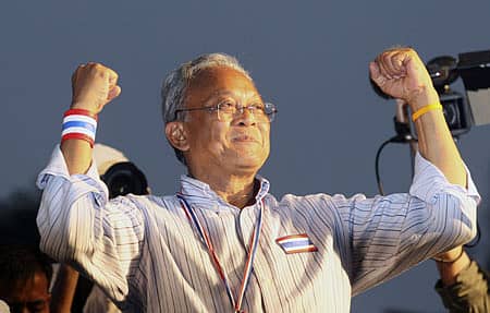 ಥಾಯ್ಲೆಂಡ್‌ ಪ್ರಧಾನಿ ಯಿಂಗ್ಲಕ್‌ ಶಿನವತ್ರಾ ವಿರುದ್ಧ ಸೋಮವಾರ ಬ್ಯಾಂಕಾಕ್‌ನಲ್ಲಿ ನಡೆದ ಪ್ರತಿಭಟನಾ ಸಭೆಯಲ್ಲಿ ಭಾಗವಹಿಸಿದ್ದ ವಿರೋಧಿ ಧುರೀಣ ಸುಥೆಪ್‌ ತೌಗ್ಸು­ಬಾನ್‌