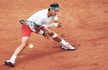 ಚಾಂಪಿಯನ್ ಆಟ.. ಪ್ಯಾರಿಸ್ನಲ್ಲಿ ಭಾನುವಾರ ಕೊನೆಗೊಂಡ ಫ್ರೆಂಚ್ ಓಪನ್ ಟೆನಿಸ್ ಟೂರ್ನಿಯ ಪುರುಷರ ವಿಭಾಗದ ಸಿಂಗಲ್ಸ್ನಲ್ಲಿ ಚಾಂಪಿಯನ್ ಆದ ಸ್ಪೇನ್ನ ರಫೆಲ್ ನಡಾಲ್ ಚೆಂಡನ್ನು ರಿಟರ್ನ್ ಮಾಡಲು ಪ್ರಯತ್ನಿಸಿದ ರೀತಿ -ಎಎಫ್ಪಿ ಚಿತ್ರ