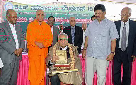 ಕೃಷಿಕ್‌ ಸರ್ವೋದಯ ಫೌಂಡೇಶನ್‌ ವತಿಯಿಂದ ನಗರದಲ್ಲಿ ಶನಿವಾರ ಏರ್ಪಡಿಸಿದ್ದ ಕಾರ್ಯಕ್ರಮದಲ್ಲಿ ಬೆಂಗಳೂರು ಕೃಷಿ ವಿಶ್ವವಿದ್ಯಾಲಯದ ಕುಲಪತಿ ಡಾ.ಕೆ.ನಾರಾಯಣಗೌಡ ಅವರನ್ನು ಸನ್ಮಾನಿಸಲಾಯಿತು. ಸಂಸ್ಥೆಯ ಅಧ್ಯಕ್ಷ ವೈ.ಕೆ.ಪುಟ್ಟ­ಸೋಮೇಗೌಡ, ಆದಿಚುಂಚನಗಿರಿ ಮಹಾಸಂಸ್ಥಾನ ಮಠದ ನಿರ್ಮಲಾನಂದನಾಥ ಸ್ವಾಮೀಜಿ, ಸಂಸ್ಥೆಯ ಟ್ರಸ್ಟಿಗಳಾದ ಟಿ.ತಿಮ್ಮೇಗೌಡ, ಎಚ್‌.ಪಿ.ಕೃಷ್ಣಪ್ಪ, ಇಂಧನ ಸಚಿವ ಡಿ.ಕೆ.ಶಿವಕುಮಾರ್‌ ಮತ್ತಿತರರು ಚಿತ್ರದಲ್ಲಿದ್ದಾರೆ     –ಪ್ರಜಾವಾಣಿ ಚಿತ್ರ