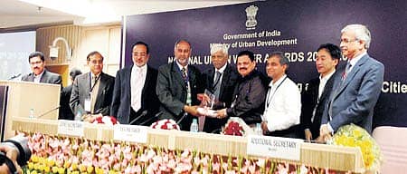 ಮಳೆ ನೀರು ಸಂಗ್ರಹ ವ್ಯವಸ್ಥೆ ಬಗ್ಗೆ ಜಾಗೃತಿ ಮೂಡಿಸಲು ಜಲಮಂಡಳಿ ಜಯನಗರದಲ್ಲಿ ಆರಂಭಿಸಿರುವ ವಿಶ್ವೇಶ್ವರಯ್ಯ ಮಳೆ ನೀರು ಸಂಗ್ರಹ ಥೀಮ್ ಪಾರ್ಕ್ಗೆ 2011– 12ನೇ ಸಾಲಿನ ರಾಷ್ಟ್ರೀಯ ನಗರ ನೀರು ಪೂರೈಕೆ ಪ್ರಶಸ್ತಿ ಲಭಿಸಿದೆ. ನವದೆಹಲಿಯಲ್ಲಿ ನಡೆದ ಸಮಾರಂಭದಲ್ಲಿ ಜಲಮಂಡಳಿ ಮುಖ್ಯ ಎಂಜಿನಿಯರ್ ಕೆಂಪರಾಮಯ್ಯ ಅವರಿಗೆ ನಗರಾಭಿವೃದ್ಧಿ ಇಲಾಖೆಯ ಪ್ರಧಾನ ಕಾರ್ಯದರ್ಶಿ ಡಾ.ಸುಧೀರ್ ಕೃಷ್ಣ ಪ್ರಶಸ್ತಿ ಪ್ರದಾನ ಮಾಡಿದರು. ಜಲಮಂಡಳಿಯ ಪ್ರಧಾನ ಎಂಜಿನಿಯರ್ ಟಿ.ವೆಂಕಟರಾಜು, ಸಹಾಯಕ ಕಾರ್ಯನಿರ್ವಾಹಕ ಎಂಜಿನಿಯರ್ ಮಂಜುನಾಥ್ ಚಿತ್ರದಲ್ಲಿದ್ದಾರೆ