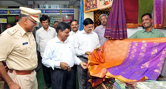 ದಾವಣಗೆರೆಯ ಗುರುಭವನದಲ್ಲಿ ಸೋಮವಾರ ಆರಂಭವಾದ ವಿಶೇಷ ಕೈಮಗ್ಗ ಉತ್ಪನ್ನ ಮೇಳದಲ್ಲಿ ಜಿಲ್ಲಾಧಿಕಾರಿ ಎಸ್.ಟಿ.ಅಂಜನಕುಮಾರ್, ಜಿಲ್ಲಾ ಪಂಚಾಯ್ತಿ ಸಿಇಒ ಎ.ಬಿ. ಹೇಮಚಂದ್ರ, ಹೆಚ್ಚುವರಿ ಜಿಲ್ಲಾ ಪೊಲೀಸ್ ವರಿಷ್ಠಾಧಿಕಾರಿ ರವಿನಾರಾಯಣ ಅವರು ಉತ್ಪನ್ನಗಳನ್ನು ಪರಿಶೀಲಿಸಿದರು.