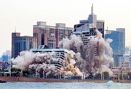 ಚೀನಾದ ಶಾಂಗ್ಡುಂಗ್ ಪ್ರಾಂತ್ಯದಲ್ಲಿರುವ 27 ವರ್ಷ ಹಳೆಯದಾದ ಹೋಟೆಲನ್ನು ಮರು ನಿರ್ಮಾಣ ಮಾಡಲು ಸಿಡಿಮದ್ದು ಸ್ಫೋಟಿಸಿ ಉರುಳಿಸಲಾಯಿತು -ಎಪಿ ಚಿತ್ರ