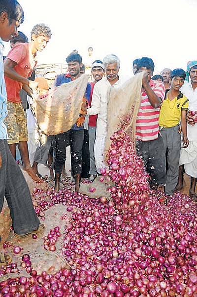 ಈರುಳ್ಳಿ ಬೆಲೆ ಕುಸಿತ ವಿರೋಧಿಸಿ ಬೆಳೆಗಾರರು ಮಂಗಳವಾರ ಹುಬ್ಬಳ್ಳಿಯ ಅಮರಗೋಳ ಎಪಿಎಂಸಿ ಪ್ರಾಂಗಣದ ಎದುರು ರಸ್ತೆಗೆ ಈರುಳ್ಳಿ ಸುರಿದು ಪ್ರತಿಭಟನೆ ನಡೆಸಿದರು.