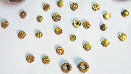 ಕಾರ್ಗಲ್ ಸಮೀಪದ ಇಡುವಾಣಿ ಗ್ರಾಮದ ಕೊಳಚಗಾರು ನಾರಾಯಣ­ಸ್ವಾಮಿ ಎಂಬುವರಿಗೆ ಸೇರಿದ ನೀಲಗಿರಿ ನೆಡುತೋಪಿನಲ್ಲಿ ದೊರೆತ ಬಂಗಾರದ ನಾಣ್ಯಗಳು