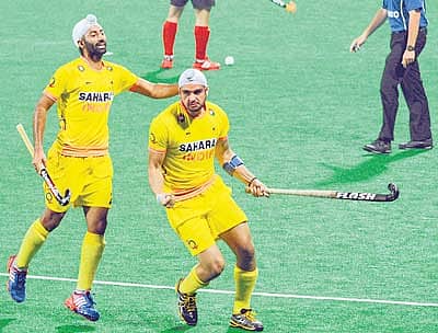 ನವದೆಹಲಿಯಲ್ಲಿ ನಡೆಯುತ್ತಿರುವ ಜೂನಿಯರ್ ವಿಶ್ವಕಪ್ ಹಾಕಿ ಟೂರ್ನಿಯ ಮಂಗಳವಾರದ ಪಂದ್ಯದಲ್ಲಿ ಕೊರಿಯಾ ವಿರುದ್ಧ ಗೋಲು ಗಳಿಸಿದ ಭಾರತ ತಂಡದ ಗುರ್ಜಿಂದರ್ ಸಿಂಗ್ ಅವರು ಸಹ ಆಟಗಾರನೊಂದಿಗೆ ಸಂಭ್ರಮಿಸಿದ ರೀತಿ