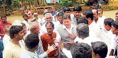 ನೆಲಮಂಗಲ ಮಾಚೋನಾಯಕನಹಳ್ಳಿಯಲ್ಲಿ ಗೃಹಮಂಡಳಿ ಅಧಿಕಾರಿಗಳು ಭೂಸ್ವಾಧೀನ ಸಂಬಂಧ ಸ್ಥಳ ಪರಿಶೀಲನೆಗೆ ಬಂದಾಗ ರೈತರು ಆಕ್ರೋಶ ವ್ಯಕ್ತಪಡಿಸಿದರು