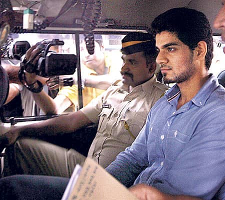 ಸೂರಜ್ ಪಂಚೋಲಿನನ್ನು ಮುಂಬೈ ಪೊಲೀಸರು ಮಂಗಳವಾರ ಬಂಧಿಸಿ ಕರೆದೊಯ್ಯುತ್ತಿರುವುದು