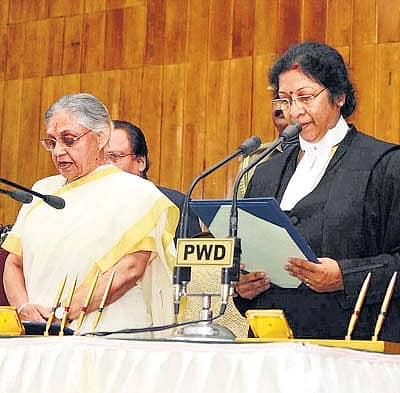 ಶೀಲಾದೀಕ್ಷಿತ್‌ ಅವರಿಗೆ ನ್ಯಾ.ಮಂಜುಳಾ ಚೆಲ್ಲೂರ್‌ ಪ್ರಮಾಣ ವಚನ ಬೋಧಿಸಿದರು.