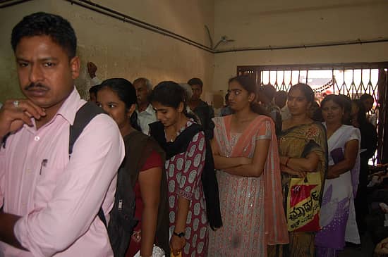 ಸಿಇಟಿ ಪರೀಕ್ಷೆಗೆ ಅರ್ಜಿ ಸಲ್ಲಿಸುವ ಸಲುವಾಗಿ ಕೋಲಾರದ ಸ್ಟೇಟ್ ಬ್ಯಾಂಕ್ ಆಫ್ ಮೈಸೂರು ಶಾಖೆಯಲ್ಲಿ ಮಂಗಳವಾರ ವಿದ್ಯಾರ್ಥಿಗಳು ಸಾಲುಗಟ್ಟಿ ನಿಂತಿದ್ದರು.