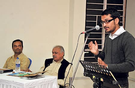 ‘ಟೋಟೋ ಫಂಡ್ಸ್‌ ದಿ ಆರ್ಟ್ಸ್‌’  ನಗರದಲ್ಲಿ ಶನಿವಾರ ಆಯೋಜಿಸಿದ್ದ ‘ನಮ್ಮ ಕಾಲದ ಬರಹ‘ ಸಂವಾದ ಕಾರ್ಯಕ್ರಮದಲ್ಲಿ ಕಣದಾ ರಾಘವ ಮಾತನಾಡಿದರು. ಕವಿಗಳಾದ ಎಸ್‌.ಮಂಜುನಾಥ್‌, ಡಾ.ಎಚ್‌.ಎಸ್‌.ವೆಂಕಟೇಶ್‌ಮೂರ್ತಿ ಇದ್ದಾರೆ