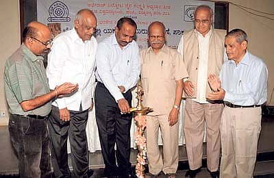 ಬೆಳಗಾವಿಯಲ್ಲಿ ಮಂಗಳವಾರ ಏರ್ಪಡಿಸಿದ್ದ  ರಾಷ್ಟ್ರೀಯ ವಿಚಾರಸಂಕಿರಣವನ್ನು ಹಂಪಿ ಕನ್ನಡ ವಿ.ವಿ. ಕುಲಪತಿ ಡಾ. ಹಿ.ಚಿ.ಬೋರಲಿಂಗಯ್ಯ ಉದ್ಘಾಟಿಸಿದರು. ಡಾ. ಎನ್.ಚಿನ್ನಸ್ವಾಮಿ ಸೋಸಲೆ, ಪುಷ್ಪದಂತ ದೊಡ್ಡಣವರ, ಡಾ. ಹಂಪ ನಾಗರಾಜಯ್ಯ, ಜಿನದತ್ತ ದೇಸಾಯಿ, ರಾಜೀವ ದೊಡ್ಡಣವರ ಚಿತ್ರದಲ್ಲಿದ್ದಾರೆ