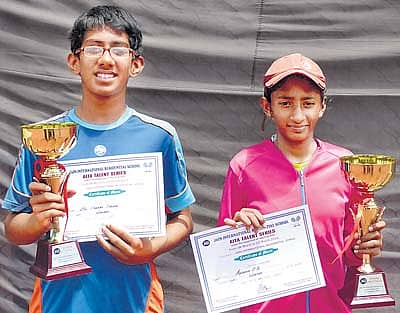 ಬೆಂಗಳೂರಿನಲ್ಲಿ ಮಂಗಳವಾರ ಕೊನೆಗೊಂಡ ಎಐಟಿಎ ಟ್ಯಾಲೆಂಟ್ ಸೀರಿಸ್ ಟೆನಿಸ್ ಟೂರ್ನಿಯಲ್ಲಿ ಚಾಂಪಿಯನ್ ಆದ ಸಾಯಿ ಪ್ರಣವ್ (ಎಡ) ಮತ್ತು ಎಸ್.ಬಿ. ಅಪೂರ್ವ ಟ್ರೋಫಿಯೊಂದಿಗೆ ಸಂಭ್ರಮಿಸಿದ ಕ್ಷಣ