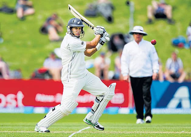 ವೆಲಿಂಗ್ಟನ್‌ನಲ್ಲಿ ಬುಧವಾರ ಆರಂಭವಾದ ವೆಸ್ಟ್‌ಇಂಡೀಸ್‌ ವಿರುದ್ಧದ ಟೆಸ್ಟ್‌ ಕ್ರಿಕೆಟ್‌ ಸರಣಿಯ ಎರಡನೇ ಪಂದ್ಯದಲ್ಲಿ ಪಂದ್ಯದಲ್ಲಿ ಶತಕ ಗಳಿಸಿದ ನ್ಯೂಜಿಲೆಂಡ್‌ ತಂಡದ ರಾಸ್‌ ಟೇಲರ್‌ ಅವರು ಚೆಂಡನ್ನು ಬಾರಿಸಿದ ರೀತಿ 	–ಎಎಫ್‌ಪಿ ಚಿತ್ರ