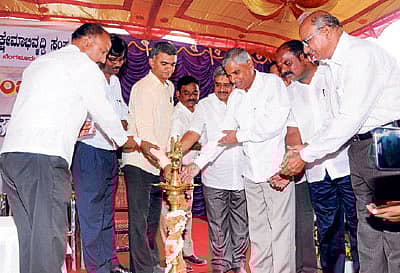 ಬ್ಯಾಟರಾಯನಪುರ ಕ್ಷೇತ್ರ ವ್ಯಾಪ್ತಿಯ ಎಂಸಿಇಸಿಎಚ್ಎಸ್ ಬಡಾವಣೆಯಲ್ಲಿ ಡಾ.ಶಿವರಾಮ ಕಾರಂತ ನಗರ 2ನೇ ಹಂತ ನಿವಾಸಿಗಳ ಕ್ಷೇಮಾಭಿವೃದ್ಧಿ ಸಂಘವನ್ನು ಕೃಷಿ ಸಚಿವ ಕೃಷ್ಣಬೈರೇಗೌಡ ಉದ್ಘಾಟಿಸಿದರು. ಸಂಘದ ಅಧ್ಯಕ್ಷ ಡಾ.ರಾಜೇಶ್ ಇ.ಬಿ., ಮಿನಿಸ್ಟ್ರಿ ಆಫ್ ಕಮ್ಯುನಿಕೇಶನ್ ಹೌಸಿಂಗ್ ಸೊಸೈಟಿಯ ಅಧ್ಯಕ್ಷ ಡಿ.ನಾಗಭೂಷಣ, ನಿರ್ದೇಶಕ ಬಿ.ಎಂ.ದೇವರಾಜಪ್ಪ, ಜಿಲ್ಲಾ ಪಂಚಾಯ್ತಿಯ ಮಾಜಿ ಅಧ್ಯಕ್ಷ ರವಿಕುಮಾರ್ ಇತರರು ಚಿತ್ರದಲ್ಲಿದ್ದಾ