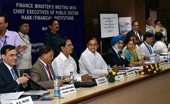 ಕೇಂದ್ರ ಹಣಕಾಸು ಸಚಿವ ಪಿ.ಚಿದಂಬರಂ ಮತ್ತು ಹಣಕಾಸು ಖಾತೆ ರಾಜ್ಯ ಸಚಿವ ನಮೋನಾರಾಯಣ ಮೀನ ಅವರ ಉಪಸ್ಥಿತಿಯಲ್ಲಿ ಸರ್ಕಾರಿ ಒಡೆತನದ ಬ್ಯಾಂಕ್ಗಳು ಮತ್ತು ಹಣಕಾಸು ಸಂಸ್ಥೆಗಳ ವಾರ್ಷಿಕ ಸಾಧನೆಯ ಪರಾಮರ್ಶೆ ಸಭೆ ನವದೆಹಲಿಯಲ್ಲಿ ಮಂಗಳವಾರ ನಡೆಯಿತು.ಪಿಟಿಐ ಚಿತ್ರ.