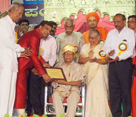 ಅಮೆರಿಕದ ಅಟ್ಲಾಂಟಾದ ಜೈನ್ ವರ್ಲ್ಡ್ ಫೌಂಡೇಶನ್ ನೀಡುವ ‘ಜ್ಯುವೆಲ್ ಆಫ್ ಜೈನ್ ವರ್ಲ್ಡ್ (ಜೈನ ಜಗತ್ತಿನ ರತ್ನ) ಪ್ರಶಸ್ತಿಯನ್ನು ಡಾ. ಹಂ.ಪ.ನಾಗರಾಜಯ್ಯ ಅವರಿಗೆ ಫೌಂಡೇಶನ್ನ ಸುನೀಲ ಸೇನ್ ಹಾವೇರಿಯಲ್ಲಿ ಬುಧವಾರ ಪ್ರದಾನ ಮಾಡಿದರು. ಕಸಾಪ ಅಧ್ಯಕ್ಷ ಪುಂಡಲೀಕ ಹಾಲಂಬಿ, ಹುಕ್ಕೇರಿ ಮಠದ ಸದಾಶಿವ ಶ್ರೀಗಳು, ಕಮಲಾ ಹಂಪನಾ, ಹಂಪಿ ವಿ.ವಿ ಕುಲಪತಿ ಪ್ರೊ.ಹಿ.ಚಿ.ಬೋರಲಿಂಗಯ್ಯ ಚಿತ್ರದಲ್ಲಿದ್ದಾರೆ