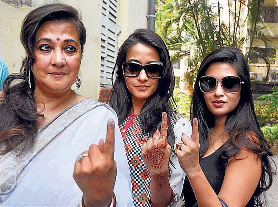 ತೃಣಮೂಲ ಕಾಂಗ್ರೆಸ್ ಅಭ್ಯರ್ಥಿ ಮೂನ್ ಮೂನ್ ಸೆನ್ ತಮ್ಮ ಮಕ್ಕಳೊಂದಿಗೆ ಮತ ಚಲಾಯಿಸಿದರು –ಪಿಟಿಐ ಚಿತ್ರ