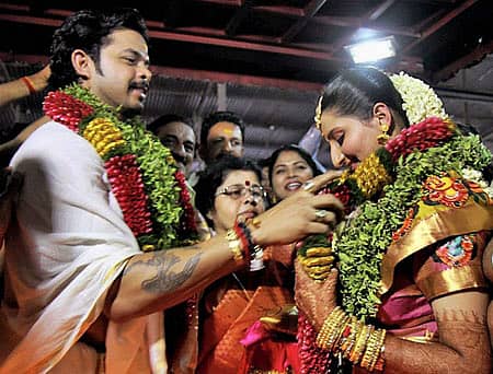 ಕ್ರಿಕೆಟಿಗ ಎಸ್. ಶ್ರೀಶಾಂತ್ ಗುರುವಾಯೂರಿನ ಶ್ರೀ ಕೃಷ್ಣ ದೇಗುಲದಲ್ಲಿ ಗುರುವಾರ ರಾಜಸ್ಥಾನದ ಭುವನೇಶ್ವರಿ ಕುಮಾರಿ ಅವರನ್ನು ವಿವಾಹವಾದರು –ಪಿಟಿಐ ಚಿತ್ರ