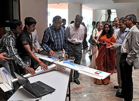 ಎಂ.ಎಸ್‌.­ರಾಮಯ್ಯ ಕಾಲೇಜಿನ  ಏರೋ­ನಾಟಿಕ್‌ ಎಂಜಿನಿಯರಿಂಗ್‌ ವಿಭಾಗದ ವಿದ್ಯಾರ್ಥಿಗಳು  ಆವಿಷ್ಕರಿಸಿದ‘ಅನ್‌ಮ್ಯಾನ್ಡ್‌ ಏರ್‌ವೆಹಿಕಲ್‌ ಫಾರ್‌ ಲಾಂಗ್‌ ಎಂಡ್ಯುರೆನ್ಸ್‌ ಸರ್ವೀಲೆನ್ಸ್‌’ ವಿಮಾನ ಮಾದರಿಯನ್ನು ಅತಿಥಿಗಳಿಗೆ ತೋರಿಸುತ್ತಿರುವ ವಿದ್ಯಾರ್ಥಿಗಳು