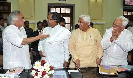 ವಿಧಾನ ಸೌಧದಲ್ಲಿ ಶುಕ್ರವಾರ ನಡೆದ ಗ್ರಾಮೀಣಾಭಿವೃದ್ಧಿ ಯೋಜನೆಗಳ ಪ್ರಗತಿ ಪರಿಶೀಲನಾ ಸಭೆಯಲ್ಲಿ ಕೇಂದ್ರ ಗ್ರಾಮೀಣಾಭಿವೃದ್ಧಿ ಸಚಿವ ಜೈರಾಂ ರಮೇಶ್, ಮುಖ್ಯಮಂತ್ರಿ ಸಿದ್ದರಾಮಯ್ಯ, ಪರಸ್ಪರ ಕುಶಲೋಪರಿ ಹಂಚಿಕೊಂಡ ಕ್ಷಣ