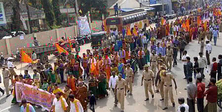 ಚಿಕ್ಕಮಗಳೂರಿನಲ್ಲಿ ಶನಿವಾರ ದತ್ತಮಾಲಾ ಅಭಿಯಾನ ಮತ್ತು ದತ್ತಜಯಂತಿ ಅಂಗವಾಗಿ ವಿಶ್ವ ಹಿಂದೂ ಪರಿಷತ್, ಬಜರಂಗದಳದ ನೇತೃತ್ವದಲ್ಲಿ ಮಹಿಳೆಯರು ಸಂಕೀರ್ತನಾ ಯಾತ್ರೆ ನಡೆಸಿದರು