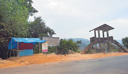 ಗೇರುಸೊಪ್ಪ ಅರಣ್ಯ ಪ್ರದೇಶದ ಶರಾವತಿ ಕೊಳ್ಳದ ವೀಕ್ಷಣಾ ಗೋಪುರದ ಬಳಿ ಇದ್ದ ಅನಧಿಕೃತ ಗೂಡಂಗಡಿ