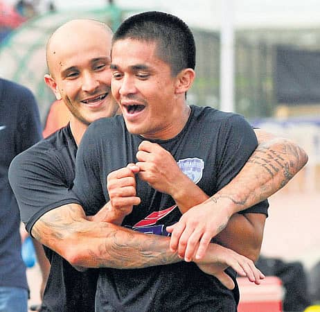 ಬೆಂಗಳೂರಿನಲ್ಲಿ ಭಾನುವಾರ ನಡೆಯಲಿರುವ ಐ ಲೀಗ್ ಪಂದ್ಯಕ್ಕೆ ಶನಿವಾರ ಅಭ್ಯಾಸ ನಡೆಸುವಾಗ ಬೆಂಗಳೂರು ಫುಟ್ಬಾಲ್ ಕ್ಲಬ್ನ ಸೀನ್ ರೂನಿ (ಹಿಂಬದಿ) ಹಾಗೂ ಸುನಿಲ್ ಚೆಟ್ರಿ ತಮಾಷೆಯಲ್ಲಿ ತೊಡಗಿದ್ದ ಕ್ಷಣ –ಪ್ರಜಾವಾಣಿ ಚಿತ್ರ