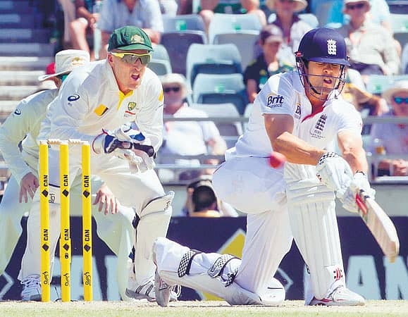 ಪರ್ತ್ನಲ್ಲಿ ಆಸ್ಟ್ರೇಲಿಯಾ ವಿರುದ್ಧ ನಡೆಯುತ್ತಿರುವ ಆ್ಯಷಸ್ ಟೆಸ್ಟ್ ಕ್ರಿಕೆಟ್ ಸರಣಿಯ ಮೂರನೇ ಪಂದ್ಯದಲ್ಲಿ ಶನಿವಾರ ಅರ್ಧ ಶತಕ ಗಳಿಸಿದ ಇಂಗ್ಲೆಂಡ್ ತಂಡದ ಅಲಸ್ಟೇರ್ ಕುಕ್ ಅವರು ಚೆಂಡನ್ನು ಸ್ವೀಪ್ ಮಾಡಿದ ಪರಿ –ಎಎಫ್ಪಿ ಚಿತ್ರ