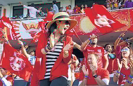 ಸನ್ರೈಸರ್ಸ್ ಎದುರಿನ ಐಪಿಎಲ್ ಪಂದ್ಯದ ವೇಳೆ ಕಿಂಗ್ಸ್ ಇಲೆವೆನ್ ಪಂಜಾಬ್ ಒಡತಿ ಪ್ರೀತಿ ಜಿಂಟಾ ಅವರ ಸಂಭ್ರಮ –ಪಿಟಿಐ ಚಿತ್ರ