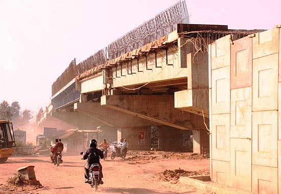 ಕಾರ್ಮೆಲಾರಾಂ ಗೇಟ್ ಬಳಿ ಮಂದಗತಿಯಲ್ಲಿ ಆಗುತ್ತಿರುವ ರೈಲ್ವೆ ಸೇತುವೆ ಕಾಮಗಾರಿ.