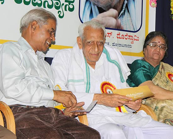 ಕರ್ನಾಟಕ ಸ್ವಾಭಿಮಾನಿ ವೇದಿಕೆಯು ಅನಿಕೇತನ ಕನ್ನಡ ಬಳಗದ ಸಹಯೋಗದೊಂದಿಗೆ ನಗರದಲ್ಲಿ ಶನಿವಾರ ಆಯೋಜಿಸಿದ್ದ ‘ಸಮಾಜ ಪರಿವರ್ತನೆ ಮತ್ತು ನಮ್ಮ ಕರ್ತವ್ಯ’ ಕುರಿತ ವಿಚಾರ ಸಂಕಿರಣದಲ್ಲಿ ಎಚ್.ಎಸ್. ದೊರೆಸ್ವಾಮಿ ಮತ್ತು ಎಸ್. ಆರ್. ಹಿರೇಮಠ ಚರ್ಚಿಸುತ್ತಿದ್ದಾರೆ. ವಕೀಲೆ ಹೇಮಲತಾ ಮಹಿಷಿ ಚಿತ್ರದಲ್ಲಿದ್ದಾರೆ.