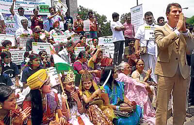 ಮಗಳ ಮೇಲೆ ಅತ್ಯಾಚಾರ ನಡೆಸಿದ ಆರೋಪ ಎದುರಿಸುತ್ತಿರುವ ಫ್ರಾನ್ಸ್ ಕಾನ್ಸುಲ್ ಜನರಲ್ ಕಚೇರಿಯ ಹಿರಿಯ ಅಧಿಕಾರಿ ಪಾಸ್ಕಲ್ ಮುಜುರಿಯರ್, ವಿಶ್ವ ಅಪ್ಪಂದಿರ ದಿನದ ಅಂಗವಾಗಿ `ಚೈಲ್ಡ್ ರೈಟ್ಸ್ ಇನಿಷಿಯೇಟಿವ್ ಫಾರ್ ಶೇರ್ಡ್ ಪೇರೆಂಟಿಂಗ್' (ಕ್ರಿಸ್ಪ್) ಸಂಸ್ಥೆಯು ನಗರದ ಪುರಭವನದ ಬಳಿ ಶನಿವಾರ ಹಮ್ಮಿಕೊಂಡಿದ್ದ ಜಾಥಾದಲ್ಲಿ ಪಾಲ್ಗೊಂಡಿದ್ದರು -ಪ್ರಜಾವಾಣಿ ಚಿತ್ರ