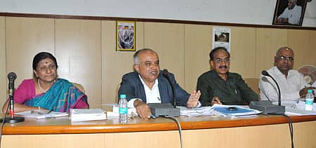 ಬೆಂಗಳೂರು ವಿಶ್ವವಿದ್ಯಾಲಯದಲ್ಲಿ ಗುರುವಾರ ನಡೆದ ಅಕಾಡೆಮಿಕ್‌ ಕೌನ್ಸಿಲ್‌ ಸಭೆಯಲ್ಲಿ ಕುಲಪತಿ ಪ್ರೊ.ಬಿ.ತಿಮ್ಮೇಗೌಡ ಮಾತನಾಡಿದರು. ಕುಲಸಚಿವರಾದ ಪ್ರೊ.ಕೆ.ಕೆ.ಸೀತಮ್ಮ, ಕುಲಸಚಿವ (ಮೌಲ್ಯಮಾಪನ) ಪ್ರೊ.ನಿಂಗೇಗೌಡ, ಹಣಕಾಸು ಅಧಿಕಾರಿ ರಾಮಣ್ಣ ಚಿತ್ರದಲ್ಲಿದ್ದಾರೆ 	– ಪ್ರಜಾವಾಣಿ ಚಿತ್ರ