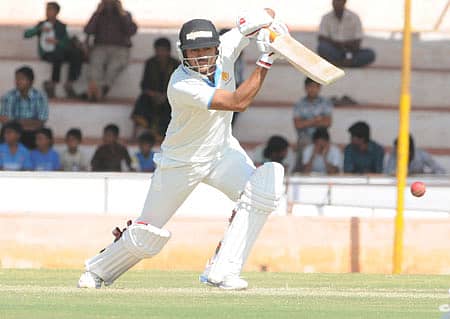 ಹುಬ್ಬಳ್ಳಿಯ ರಾಜನಗರದ ಕೆಎಸ್‌ಸಿಎ ಮೈದಾನದಲ್ಲಿ ಪಂಜಾಬ್‌ ವಿರುದ್ಧ ನಡೆಯುತ್ತಿರುವ ರಣಜಿ ಕ್ರಿಕೆಟ್‌ ಪಂದ್ಯದ ಎರಡನೇ ದಿನವಾದ ಭಾನುವಾರ ಶತಕ ಬಾರಿಸಿದ ಕರ್ನಾಟಕದ ಮನೀಶ್‌ ಪಾಂಡೆ ಆಕರ್ಷಕ ಆಟ  	 –ಪ್ರಜಾವಾಣಿ ಚಿತ್ರ: ಎಂ.ಆರ್‌.ಮಂಜುನಾಥ