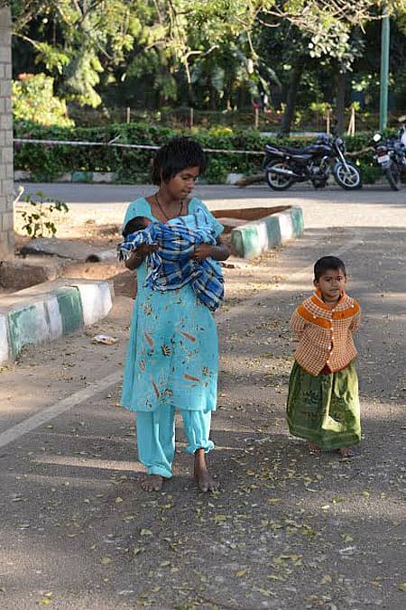 ಭಿಕ್ಷೆ ಬೇಡಿ ತಾಯಿಯ ಅಂತ್ಯಕ್ರಿಯೆ ಮಾಡಿದ ಮಕ್ಕಳು