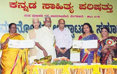 ಧಾರವಾಡದ ಸತ್ತೂರಿನ ಡಾ. ವೀರೇಂದ್ರ ಹೆಗ್ಗಡೆ ಕಲಾಕ್ಷೇತ್ರದಲ್ಲಿ ಭಾನುವಾರ ಕನ್ನಡ ಸಾಹಿತ್ಯ ಪರಿಷತ್ತಿನ ಶತಮಾನೋತ್ಸವ ಆಚರಣೆಯ ಉದ್ಘಾಟನಾ ಸಮಾರಂಭದಲ್ಲಿ ಅಂಚೆಚೀಟಿ ಮತ್ತು ಲಕೋಟೆಯನ್ನು ವಿಧಾನ ಪರಿಷತ್ ಸದಸ್ಯೆ ಮೋಟಮ್ಮ ಬಿಡುಗಡೆ ಮಾಡಿದರು. ಚೆನ್ನವೀರ ಕಣವಿ, ಪುಂಡಲೀಕ ಹಾಲಂಬಿ, ಎಂ.ಎಂ.ಕಲಬುರ್ಗಿ, ಉಮಾಶ್ರೀ ಹಾಗೂ ಮಾಲತಿ ಪಟ್ಟಣಶೆಟ್ಟಿ ಇದ್ದಾರೆ