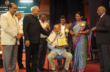 ಕೃಷಿ ವಿಶ್ವವಿದ್ಯಾಲಯದ ಗಾಂಧಿ ಕೃಷಿ ವಿಜ್ಞಾನ ಕೇಂದ್ರದಲ್ಲಿ ನಡೆದ ಅಂತರರಾಷ್ಟ್ರೀಯ ಹಲಸು ಸಮ್ಮೇಳನದ ಸಮಾರೋಪ ಸಮಾರಂಭದಲ್ಲಿ ಪ್ರಗತಿಪರ ಕೃಷಿಕ ಡಾ.ವಾರಾಣಸಿ ಕೃಷ್ಣಮೂರ್ತಿ ಅವರನ್ನು ಸನ್ಮಾನಿಸಲಾಯಿತು. ಸಸ್ಯತಳಿ ಮತ್ತು ರೈತರ ಹಕ್ಕುಗಳ ಪ್ರಾಧಿಕಾರದ (ನವದೆಹಲಿ) ಅಧ್ಯಕ್ಷ ಡಾ.ಆರ್.ಆರ್.ಹಂಚಿನಾಳ್, ಕೃಷಿ ವಿವಿ ಕುಲಪತಿ ಡಾ.ಕೆ.ನಾರಾಯಣಗೌಡ ಇತರರು ಇದ್ದಾರೆ.